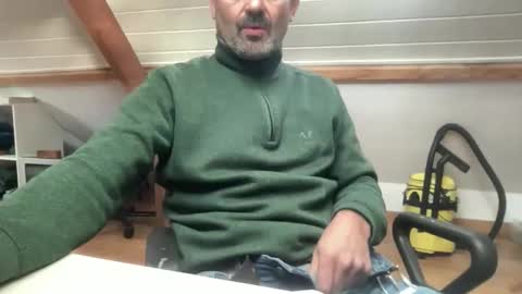 Snapshot of noux69 chatting on 11-17-25, 01:28 noux69 online show from 11-17-25, 01:28