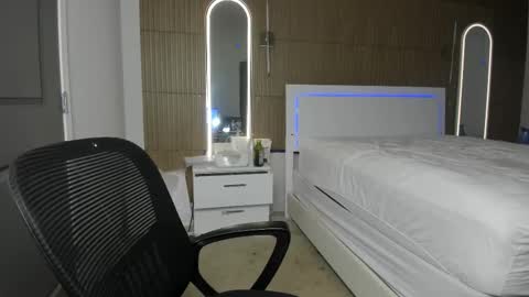 Snapshot of novacandy chatting on 10-31-25, 04:13 Nova online show from 10-31-25, 04:13