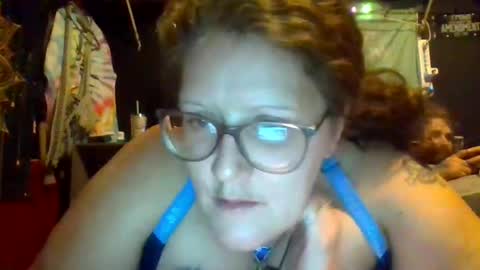 nutthousefunnyfarm online show from 12-19-25, 04:08