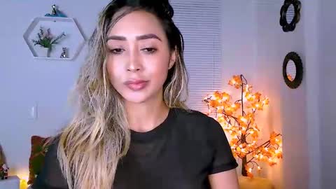 Snapshot of nycole_1988 chatting on 12-11-24, 01:37 Nycole online show from 12-11-24, 01:37