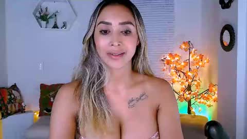 Snapshot of nycole_1988 chatting on 12-19-24, 05:40 Nycole online show from 12-19-24, 05:40