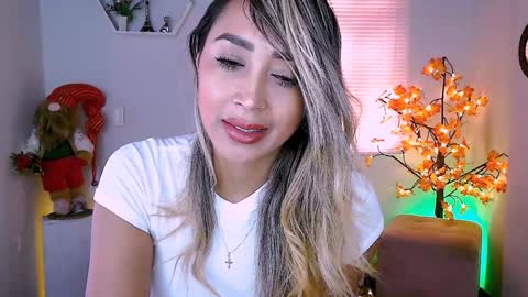 Snapshot of nycole_1988 chatting on 01-05-25, 06:35 Nycole online show from 01-05-25, 06:35