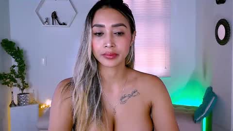 Snapshot of nycole_1988 chatting on 01-13-25, 08:37 Nycole online show from 01-13-25, 08:37