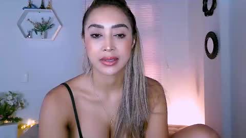 Snapshot of nycole_1988 chatting on 02-05-25, 02:26 Nycole online show from 02-05-25, 02:26