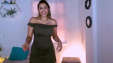 Snapshot of nycole_1988 chatting on 02-05-25, 05:31 Nycole online show from 02-05-25, 05:31