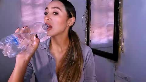 Snapshot of nycole_1988 chatting on 10-28-25, 06:10 Nycole online show from 10-28-25, 06:10