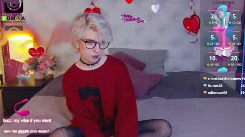 Snapshot of obedientt_ chatting on 02-11-25, 07:27 Moonlight online show from 02-11-25, 07:27