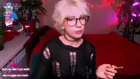 Snapshot of obedientt_ chatting on 09-19-25, 09:00 Moonlight online show from 09-19-25, 09:00