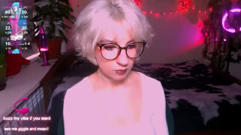 Snapshot of obedientt_ chatting on 09-22-25, 11:23 Moonlight online show from 09-22-25, 11:23