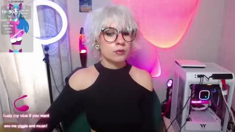 Snapshot of obedientt_ chatting on 10-06-25, 08:34 Moonlight online show from 10-06-25, 08:34