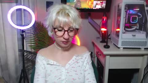 Snapshot of obedientt_ chatting on 10-14-25, 09:32 Moonlight online show from 10-14-25, 09:32