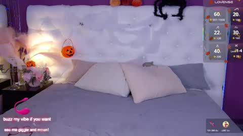 Snapshot of obedientt_ chatting on 10-28-25, 09:35 Moonlight online show from 10-28-25, 09:35