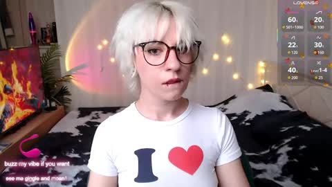 Snapshot of obedientt_ chatting on 11-24-25, 09:53 Moonlight online show from 11-24-25, 09:53