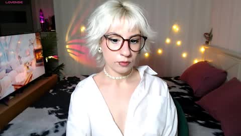 Snapshot of obedientt_ chatting on 12-20-25, 08:32 Moonlight online show from 12-20-25, 08:32