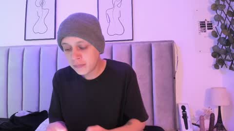 Sara Help me reach 1000 followers online show from 04-13-26, 01:27