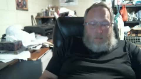 Snapshot of oddobsessions chatting on 10-17-25, 11:40 oddobsessions online show from 10-17-25, 11:40