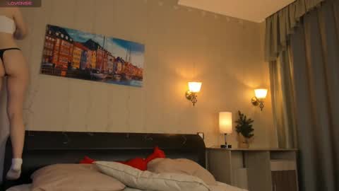 Lynna online show from 02-11-25, 01:10