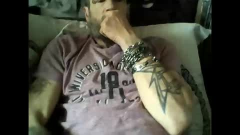 Snapshot of oedipe666 chatting on 04-25-26, 01:41 oedipe666cam online show from 04-25-26, 01:41