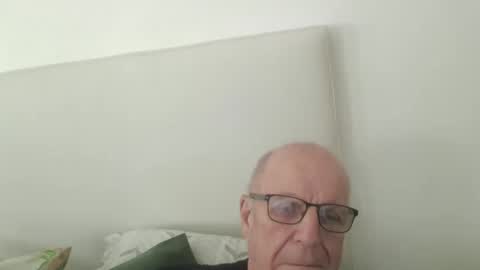 Snapshot of oggi95 chatting on 03-15-26, 12:33 oggi95 online show from 03-15-26, 12:33