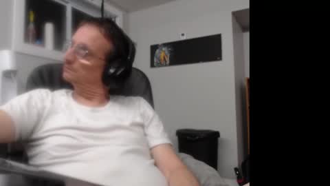 Snapshot of ohbitt chatting on 09-19-25, 04:47 ohbitt online show from 09-19-25, 04:47