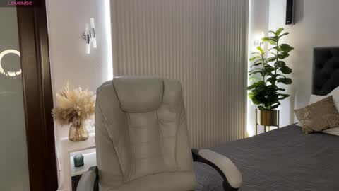 Emma online show from 02-12-26, 01:22