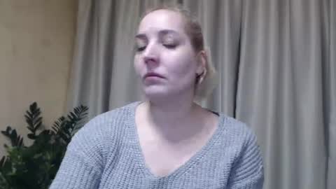 Snapshot of ohsweetmari chatting on 02-12-25, 12:12 Mari online show from 02-12-25, 12:12