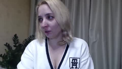 Snapshot of ohsweetmari chatting on 02-13-25, 03:14 Mari online show from 02-13-25, 03:14