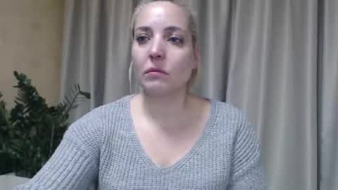 Snapshot of ohsweetmari chatting on 10-17-25, 03:47 Mari online show from 10-17-25, 03:47