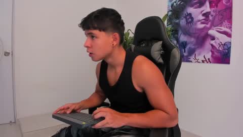 Snapshot of oliver_bray chatting on 12-16-24, 05:00 Oliver bray online show from 12-16-24, 05:00