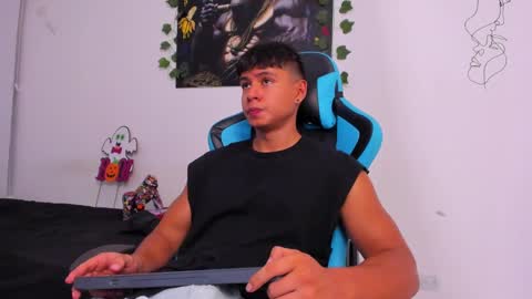 Snapshot of oliver_bray chatting on 12-24-24, 12:44 Oliver bray online show from 12-24-24, 12:44