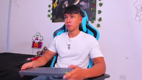 Snapshot of oliver_bray chatting on 12-25-24, 10:59 Oliver bray online show from 12-25-24, 10:59