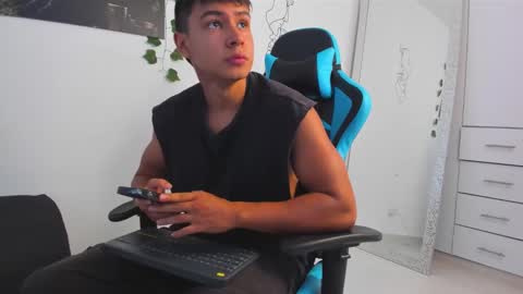 Snapshot of oliver_bray chatting on 03-05-25, 04:46 Oliver bray online show from 03-05-25, 04:46