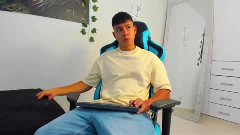 Snapshot of oliver_bray chatting on 03-09-25, 03:05 Oliver bray online show from 03-09-25, 03:05