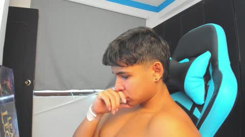 Snapshot of oliver_bray chatting on 11-05-25, 06:30 Oliver bray online show from 11-05-25, 06:30