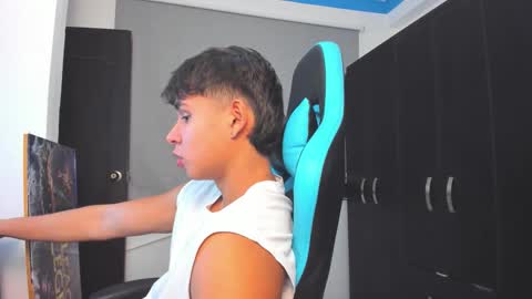 Snapshot of oliver_bray chatting on 11-08-25, 01:39 Oliver bray online show from 11-08-25, 01:39