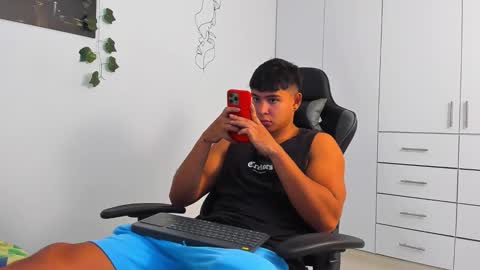 Snapshot of oliver_bray chatting on 12-17-25, 08:48 Oliver bray online show from 12-17-25, 08:48