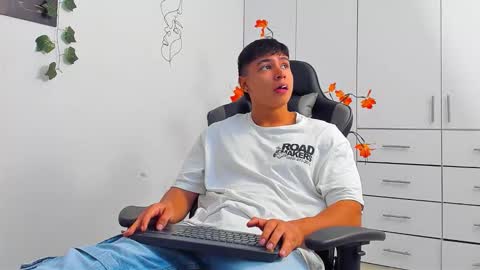 Snapshot of oliver_bray chatting on 01-10-26, 04:20 Oliver bray online show from 01-10-26, 04:20