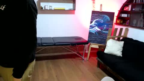 oliver_laid_2023 online show from 10-17-25, 01:09