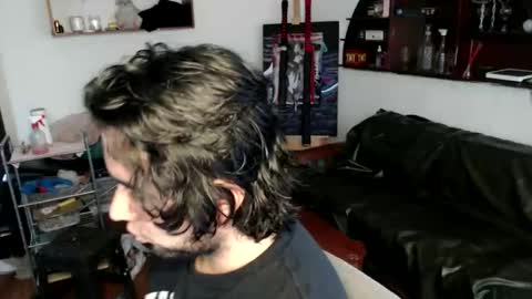 oliver_laid_2023 online show from 10-27-25, 09:19