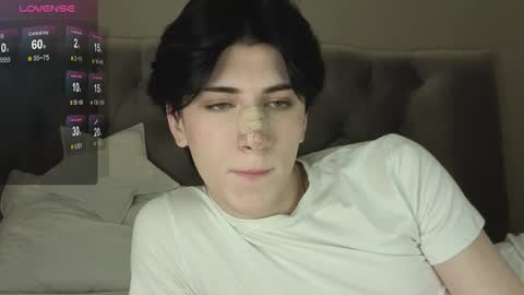 Snapshot of oliver_star_boy chatting on 02-22-26, 04:16 oliver online show from 02-22-26, 04:16