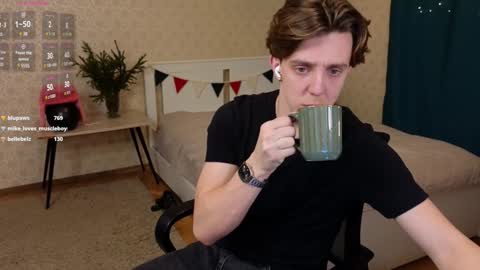 Snapshot of oliver_travis chatting on 01-07-25, 12:13 Oliver Evans online show from 01-07-25, 12:13