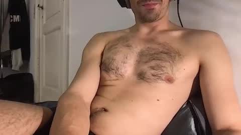 Snapshot of oliverbisbis1 chatting on 10-16-25, 12:00 oliverbisbis1 online show from 10-16-25, 12:00