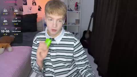 Snapshot of olivertasty chatting on 10-06-25, 01:19 oliver online show from 10-06-25, 01:19