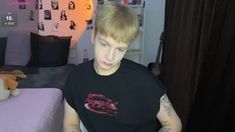 Snapshot of olivertasty chatting on 10-16-25, 02:07 oliver online show from 10-16-25, 02:07