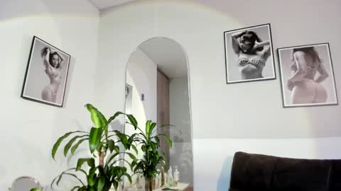 Snapshot of olivia_collisn chatting on 05-07-26, 11:04 Olivia Collins online show from 05-07-26, 11:04
