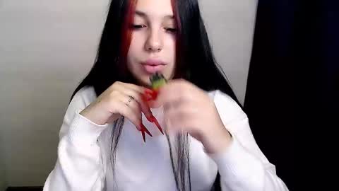 Snapshot of olivia_red_ chatting on 10-27-25, 05:00 Olivia online show from 10-27-25, 05:00