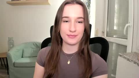 Snapshot of oliviaaa2003 chatting on 03-06-25, 10:26 Oliwiaa2004 online show from 03-06-25, 10:26