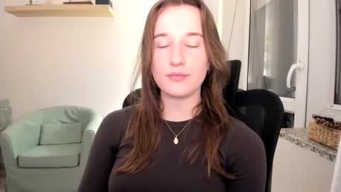 Snapshot of oliviaaa2003 chatting on 09-14-25, 04:39 Oliwiaa2004 online show from 09-14-25, 04:39