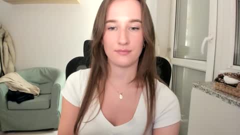 Snapshot of oliviaaa2003 chatting on 12-17-25, 10:38 Oliwiaa2004 online show from 12-17-25, 10:38