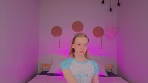 Snapshot of oliviaapink chatting on 01-18-26, 02:43 oliviaapink online show from 01-18-26, 02:43